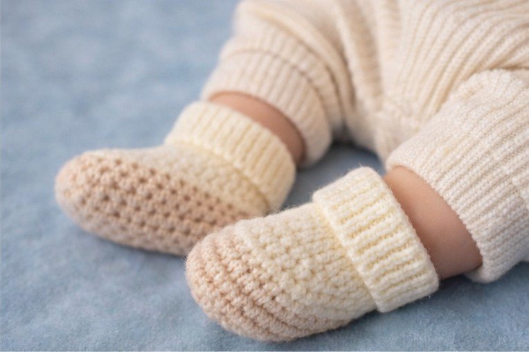 close up crochet baby booties pattern texture handmade baby shoes crochet tutorial