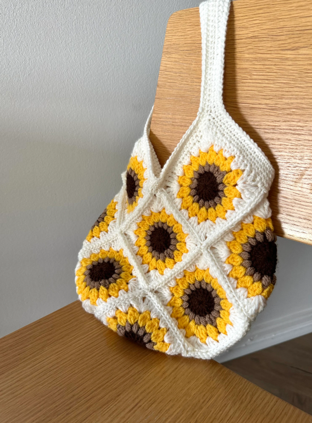 Cute crochet sunflower granny square tote bag pattern for summer